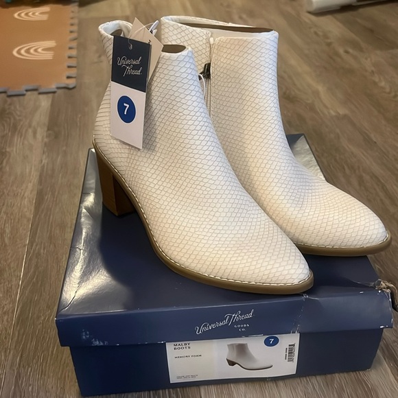 Universal Thread Shoes - NWT Malby boots
